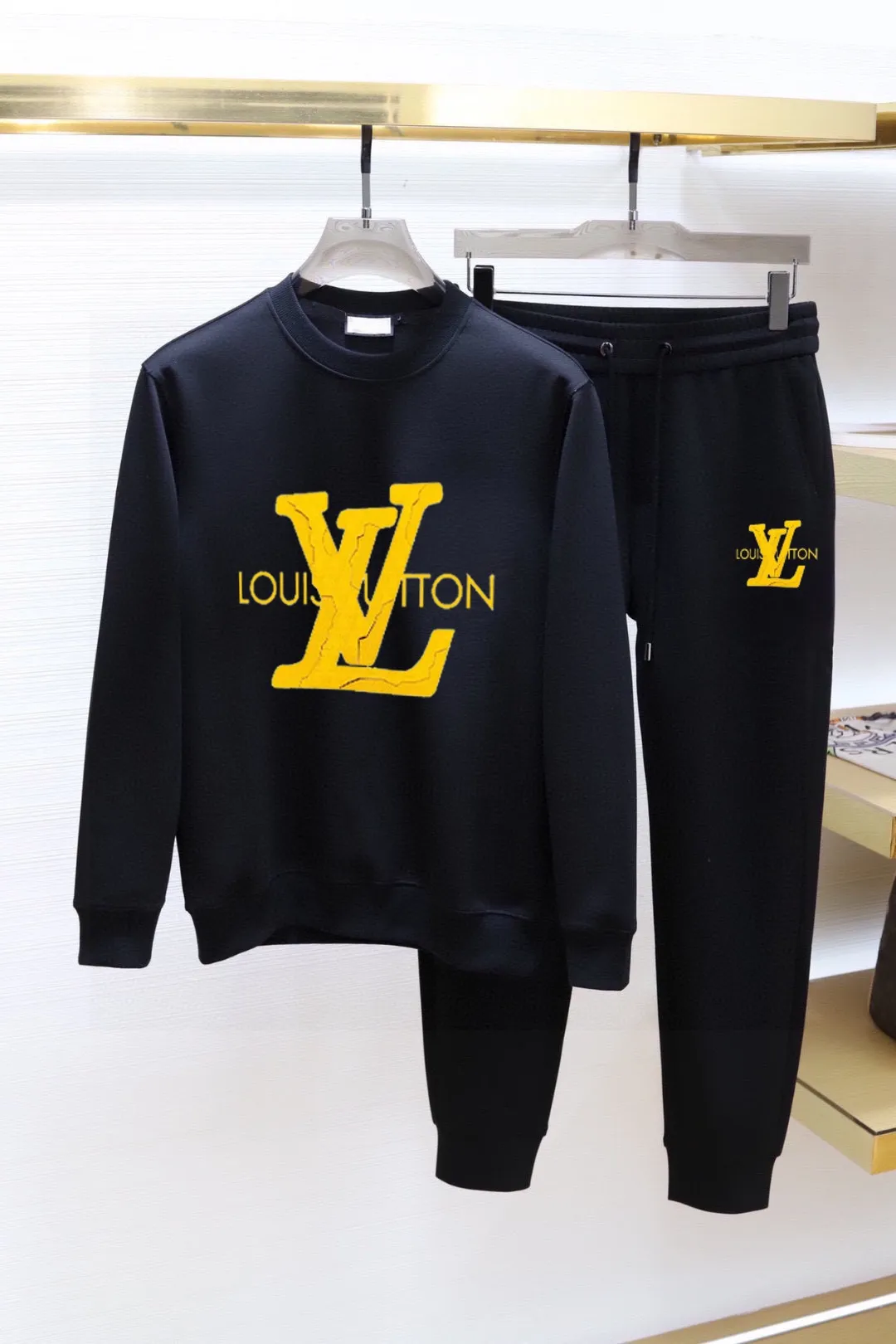 🅿️380 direct batch [LV Louis Vuitton] (Fat Man Gospel) hot-selling suit is coming. Focus on the original version of the official website. 2025 new hot-selling sweatshirt suit. The original order is the best. 🇭🇰The meticulous work of top designers. Just for a fitting and perfect upper body effect. 100% natural high-quality Roman cotton, close-fitting comfort, noble and elegant! Original hardware embodies elegance and nobility! Counter size: M-5XL (maximum wear up to 220 pounds)
